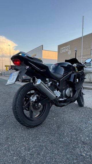 HYOSUNG GT 125 R Negra Deportiva