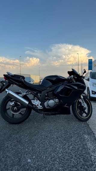HYOSUNG GT 125 R Negra Deportiva