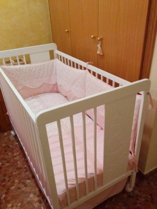 Cuna blanca con estrellas y luna