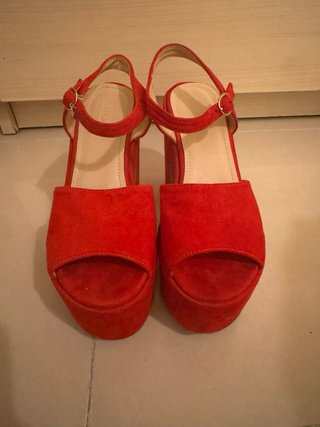 Tacones rojos de plataforma