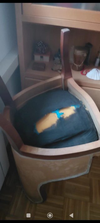 Silla antigua de tela y madera