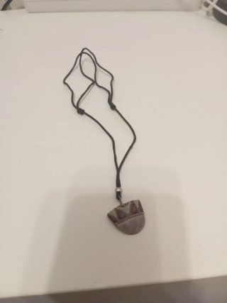 Collar con colgante tribal