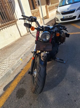 Harley-Davidson Moto Cruiser Negra   bien cuidada