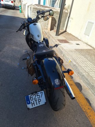 Harley-Davidson Moto Cruiser Negra   bien cuidada