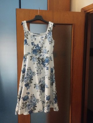 Vestito estivo floreale blu e bianco