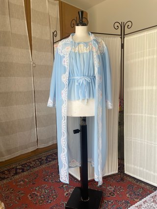 Completo camera azzurro e bianco con pizzo