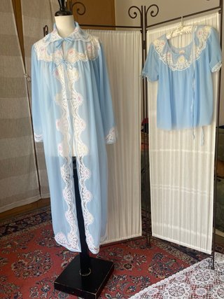 Completo camera azzurro e bianco con pizzo