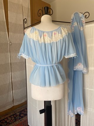 Completo camera azzurro e bianco con pizzo