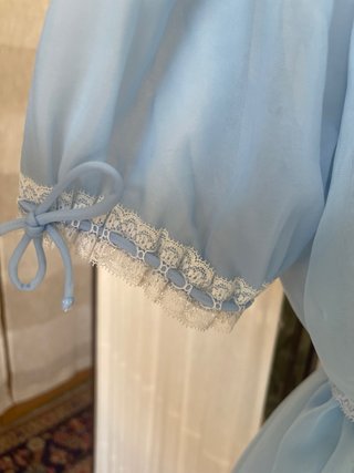 Completo camera azzurro e bianco con pizzo
