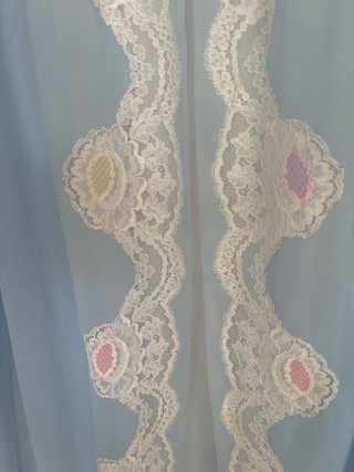 Completo camera azzurro e bianco con pizzo