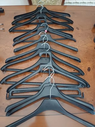 Chollazo lote de 40 Perchas Ropa Variadas