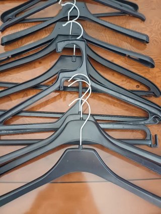 Chollazo lote de 40 Perchas Ropa Variadas