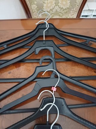 Chollazo lote de 40 Perchas Ropa Variadas