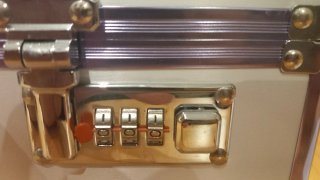 Neceser con cerradura combinada