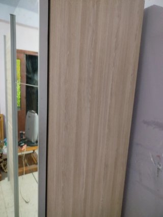 Armario de madera color beige y marrón