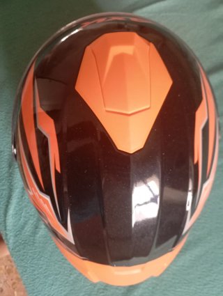 Casco de moto negro y naranja, modular, talla L