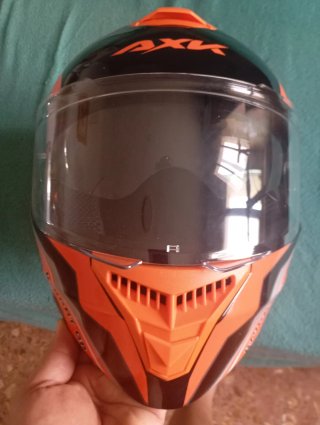 Casco de moto negro y naranja, modular, talla L