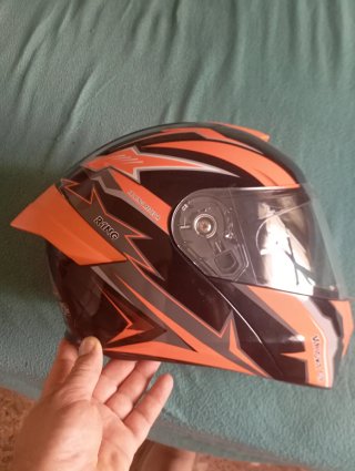 Casco de moto negro y naranja, modular, talla L