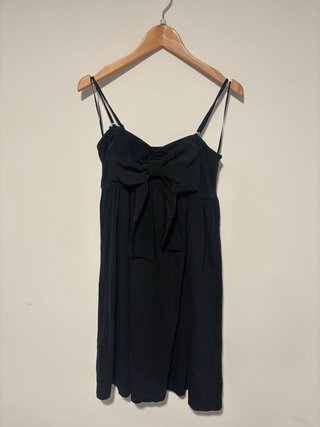 Vestido negro corto con lazo