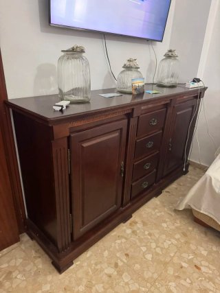 Mueble de madera con vitrina