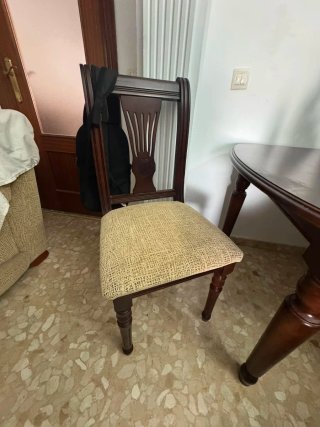 Mueble de madera con vitrina