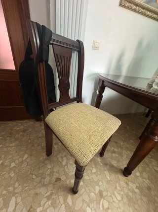 Mueble de madera con vitrina