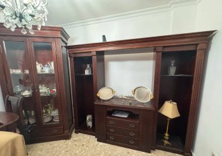 Mueble de madera con vitrina