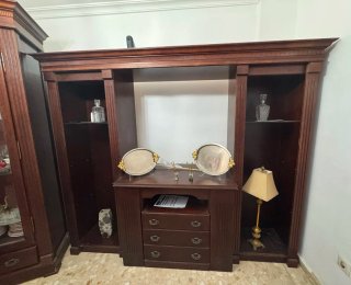 Mueble de madera con vitrina