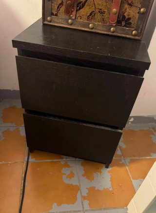 Mueble de madera con vitrina