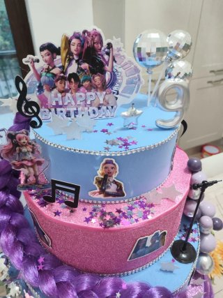 Torta personalizzata a tema Huntrix