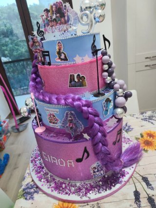 Torta personalizzata a tema Huntrix
