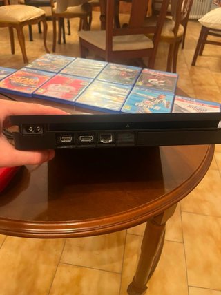 PS4 Slim 1TB + Mando Rosso + 15 Giochi