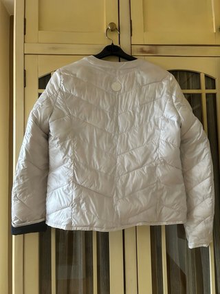 Chaqueta azul y blanca