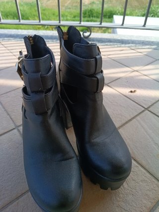 Stivaletti neri con plateau e fibbie