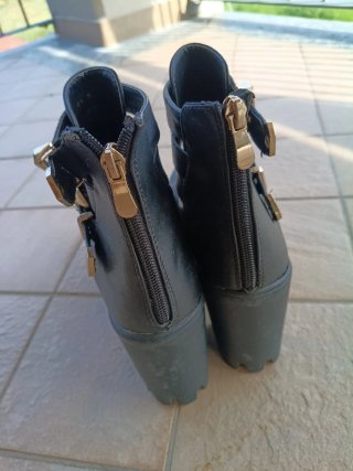 Stivaletti neri con plateau e fibbie