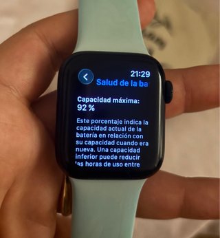 Apple Watch SE 40mm GPS color azul media noche.