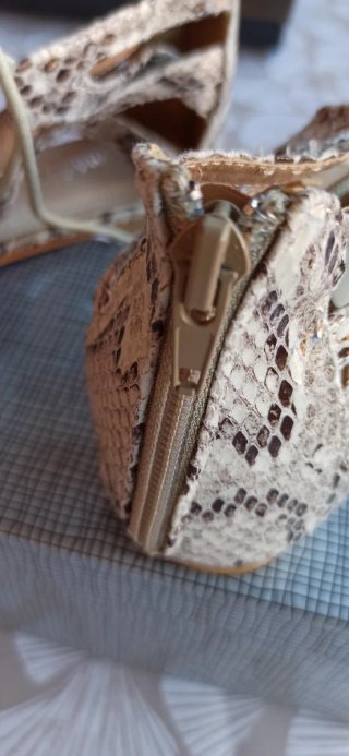 Sandalias de tiras con estampado de serpiente