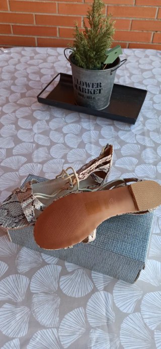 Sandalias de tiras con estampado de serpiente