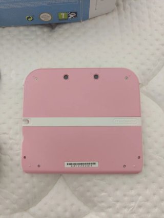 Nintendo 2DS Rosa Tomodachi Life + 2 Caricabatterie