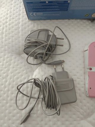 Nintendo 2DS Rosa Tomodachi Life + 2 Caricabatterie