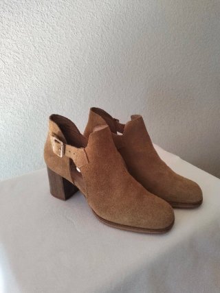 Botines de piel serraje  con tacón de madera