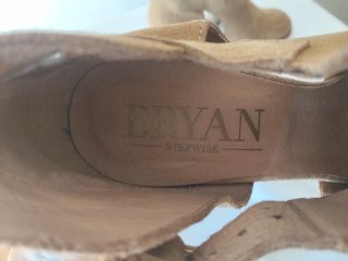 Botines de piel serraje  con tacón de madera