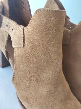 Botines de piel serraje  con tacón de madera