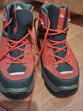 Botas de invierno rojas y negras