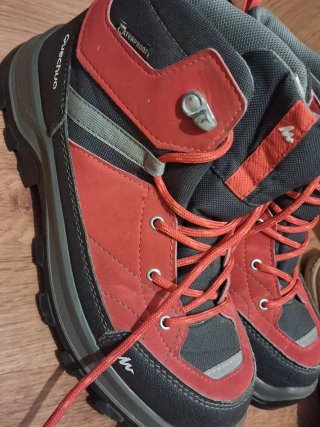 Botas de invierno rojas y negras