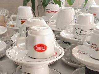 Conjunto de 90 chávenas de café para colecionador