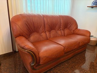 Sofá de piel marrón