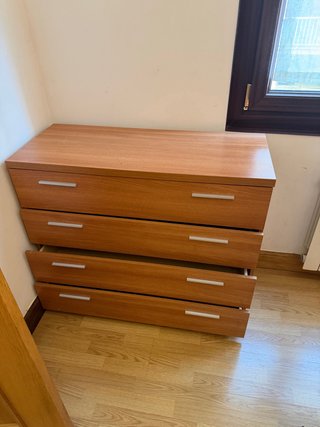 Cómoda de madera con 4 cajones