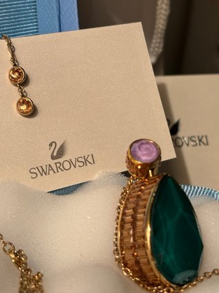 Collar Swarovski Orbita Verde y Morado giratorio