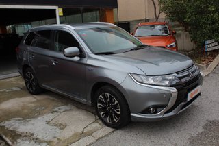 Mitsubishi OUTLANDER 2.0 PHEV Kaiteki Auto 4WD (2017)